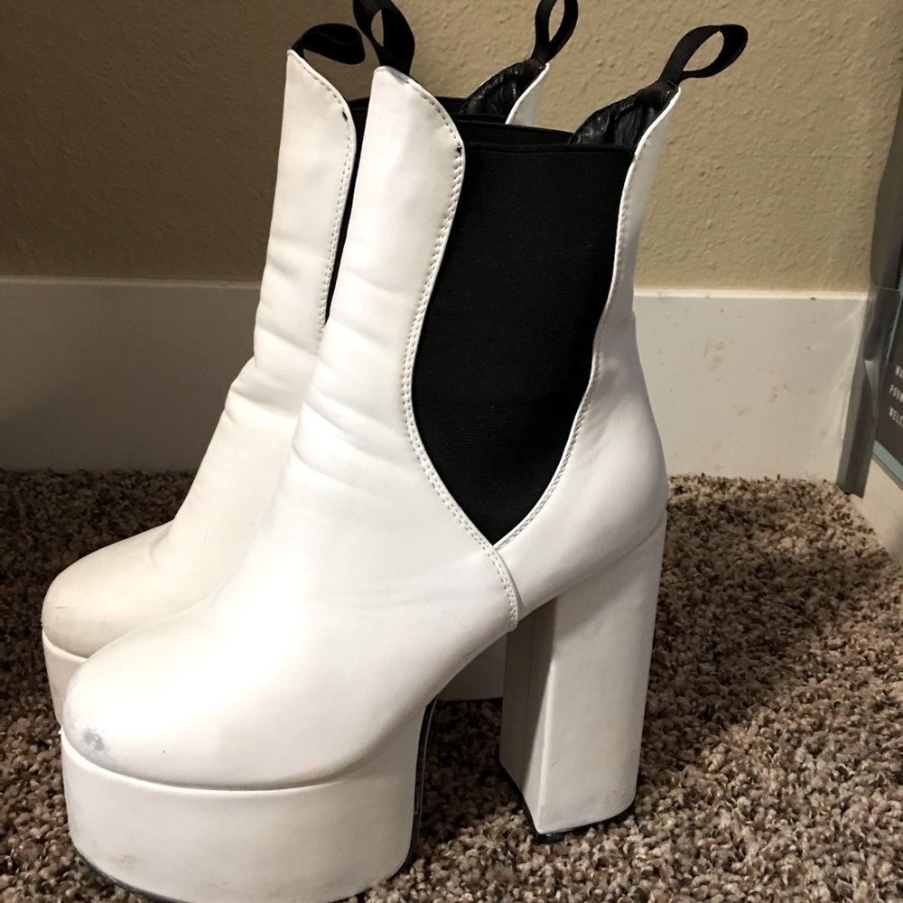 Groovy White Platforms